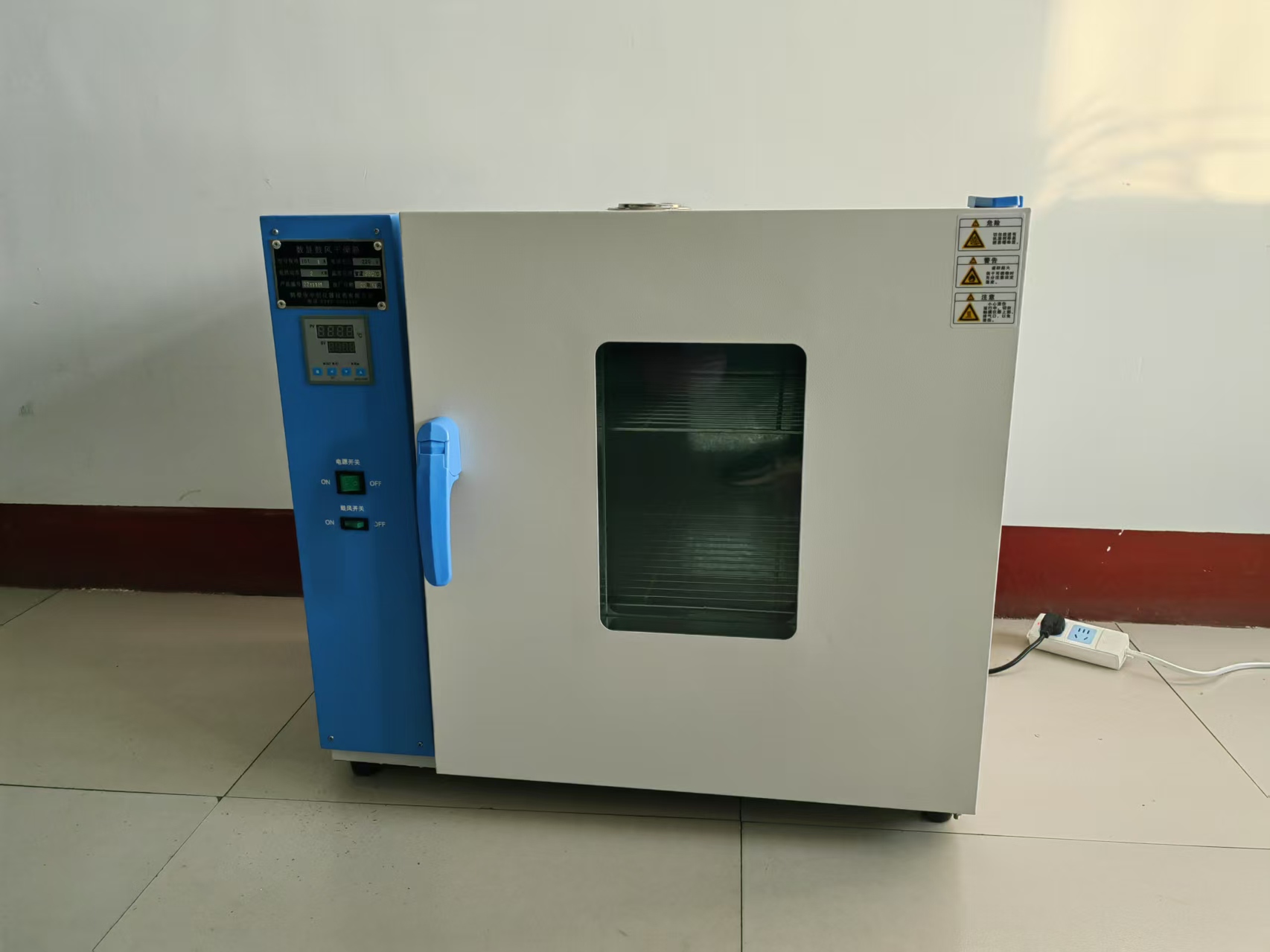 數(shù)顯鼓風(fēng)干燥箱使用注意事項